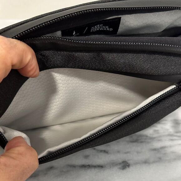 Alpaka keep moving forward Black Crossbody Bag NEW no tag unisex - Picture 7 of 12